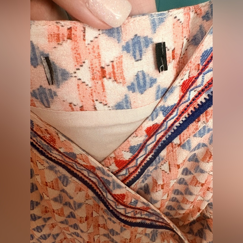 Buckle Miss Me Geo Surplice embroidered wrap peach & navy tank top - Picture 9 of 15